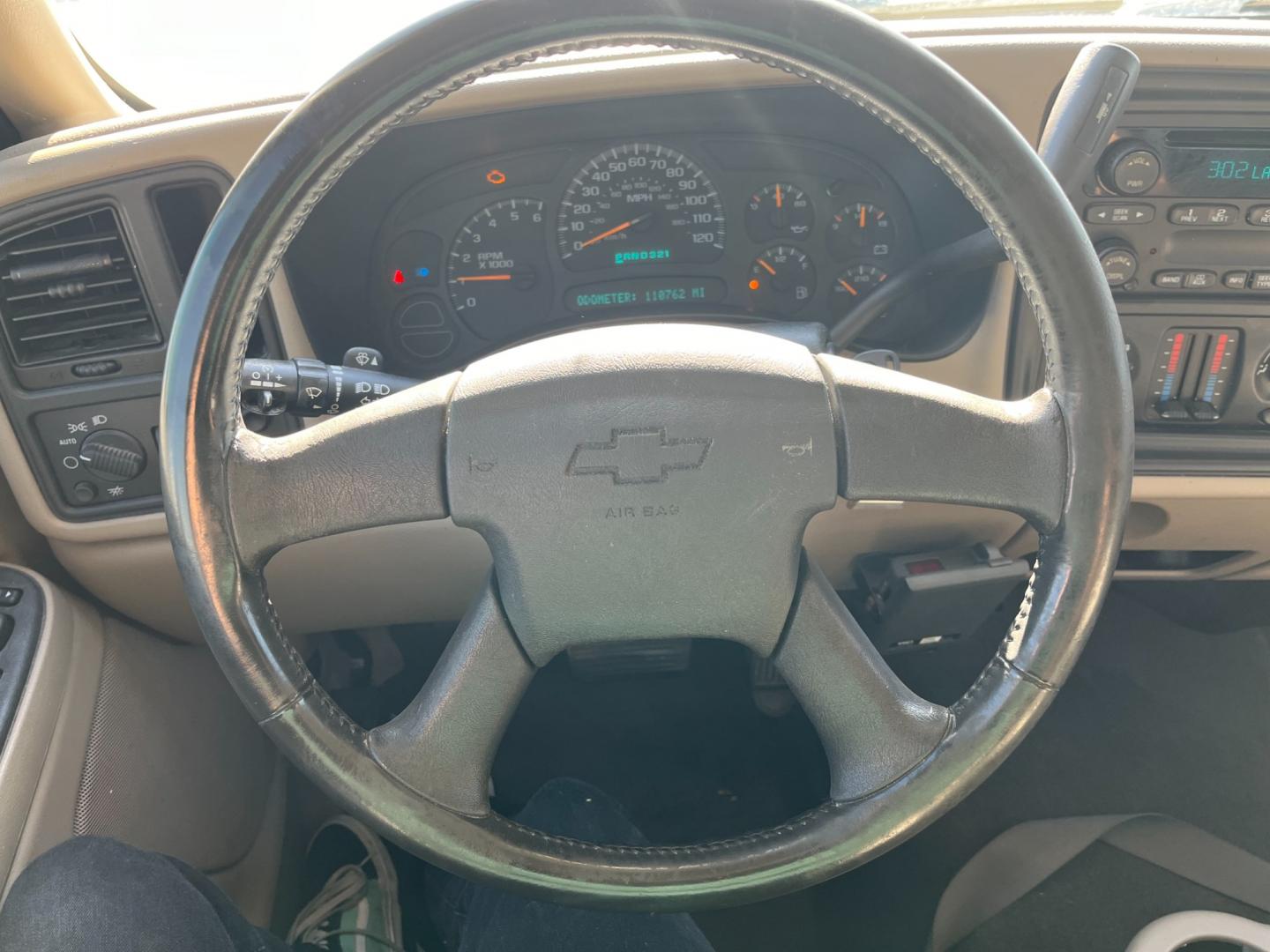 2004 white /gray Chevrolet Avalanche 1500 2WD (3GNEC12T84G) with an 5.3L V8 OHV 16V engine, 4-Speed Automatic Overdrive transmission, located at 14700 Tomball Parkway 249, Houston, TX, 77086, (281) 444-2200, 29.928619, -95.504074 - Photo#14